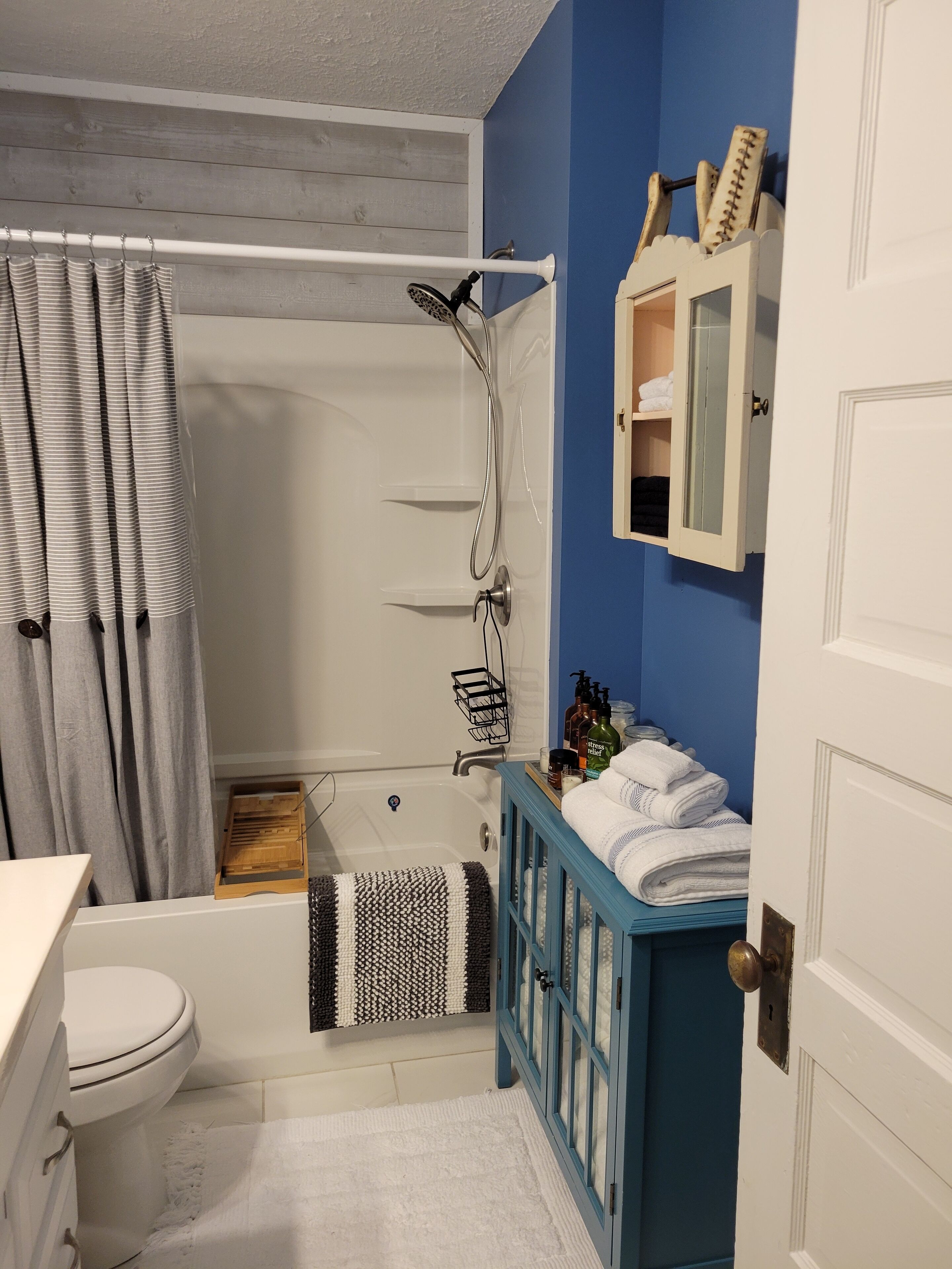Ensemble douche/baignoire, sèche-cheveux, serviettes fournies, savon