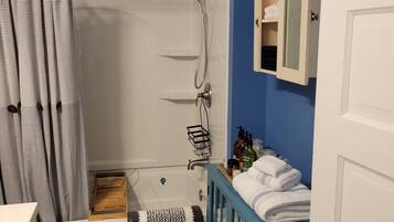 Ensemble douche/baignoire, sèche-cheveux, serviettes fournies, savon