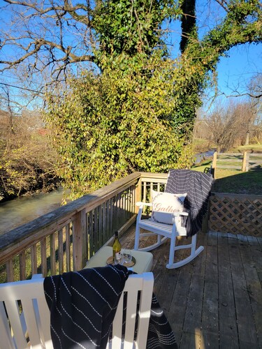 Hygge Creek Cottage near Bourbon Trail, Taylorsville Lake, Derby & Kayaking