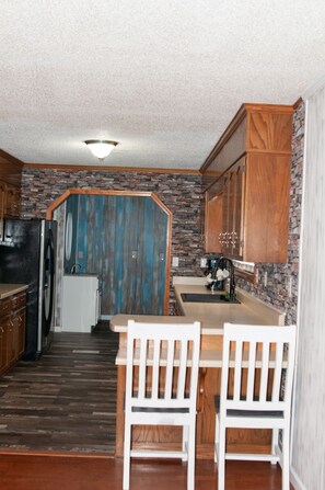 Een koelkast, een magnetron, een oven, een kookplaat