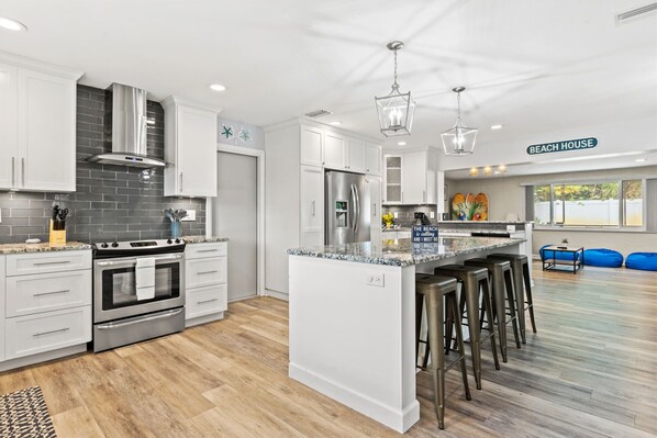 Refrigerador, microondas, horno y parrilla de estufa 