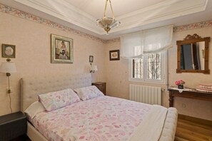 4 bedrooms, desk, iron/ironing board, travel crib