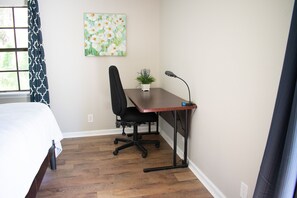 2 bedrooms, desk, iron/ironing board, free WiFi - Adorable 2 bed, 2 bath guest house, pet friendly (Palm Bay)