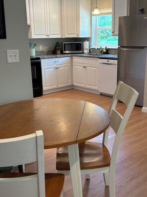 ثلاجة، ميكروويف، فرن، موقد ط�هي مسطح