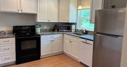 Adorable 2 bed, 2 bath guest house, pet friendly