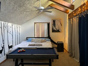 3 bedrooms, in-room safe, iron/ironing board, travel cot