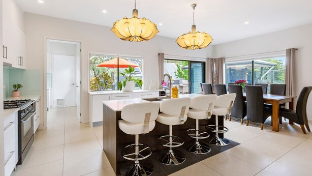 A modern kitchen with a central island, bar stools, and pendant lighting. - KAMALA - MOUNT ELIZA (Mount Eliza)