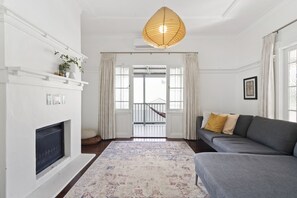 Älytelevisio, Netflix, leluja, kirjoja