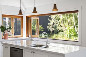 Jääkaappi, uuni, liesi, astianpesukone