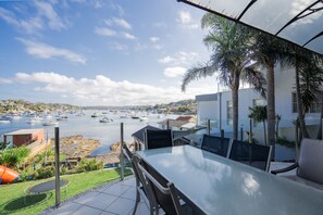 Outdoor dining - LUXURY WATER-FRONT APARTMENT - CRONULLA (Burraneer)