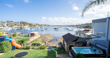 LUXURY WATER-FRONT APARTMENT - CRONULLA
