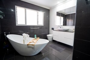 Bathtub - LUXURY WATER-FRONT APARTMENT - CRONULLA (Burraneer)