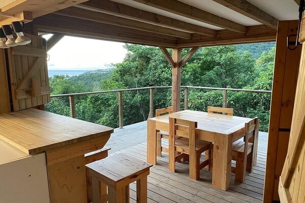 Outdoor dining - A nice chalet (Bouillante)