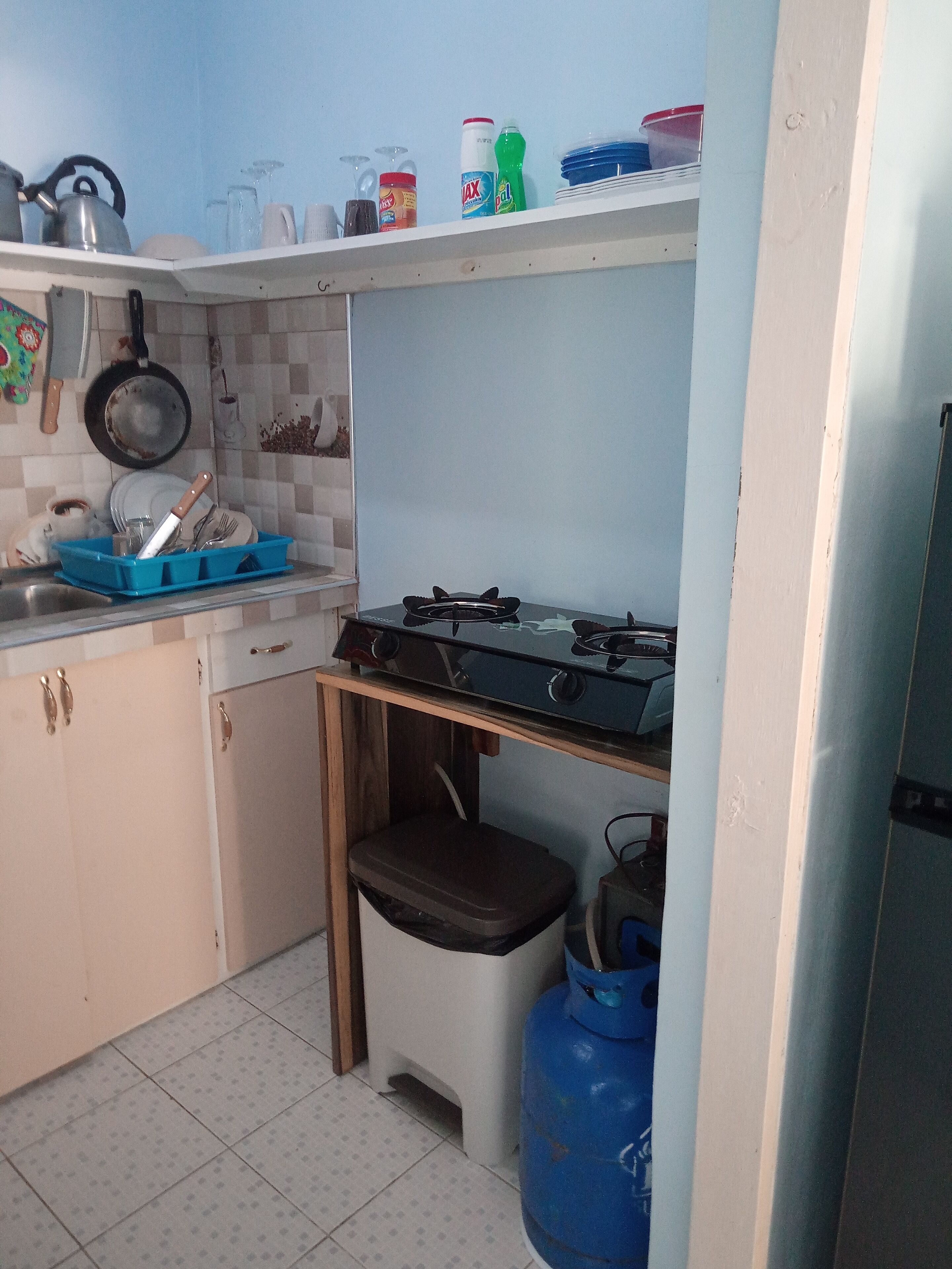 Fridge, stovetop, electric kettle, toaster