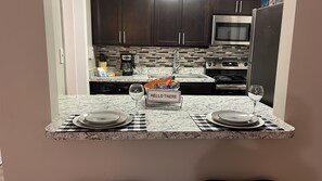 Frigorifero, forno, piano cottura, lavastoviglie