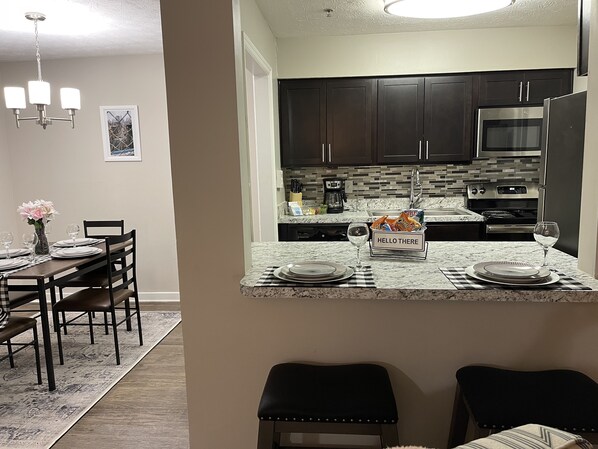 Frigorifero, forno, piano cottura, lavastoviglie