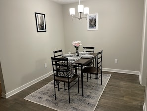 Dining - Comfy 2 bedroom 2 bathroom (Lithonia)