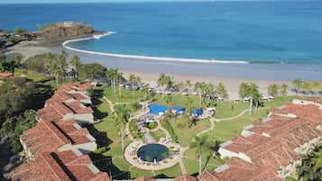 En la playa, camastros y toallas de playa