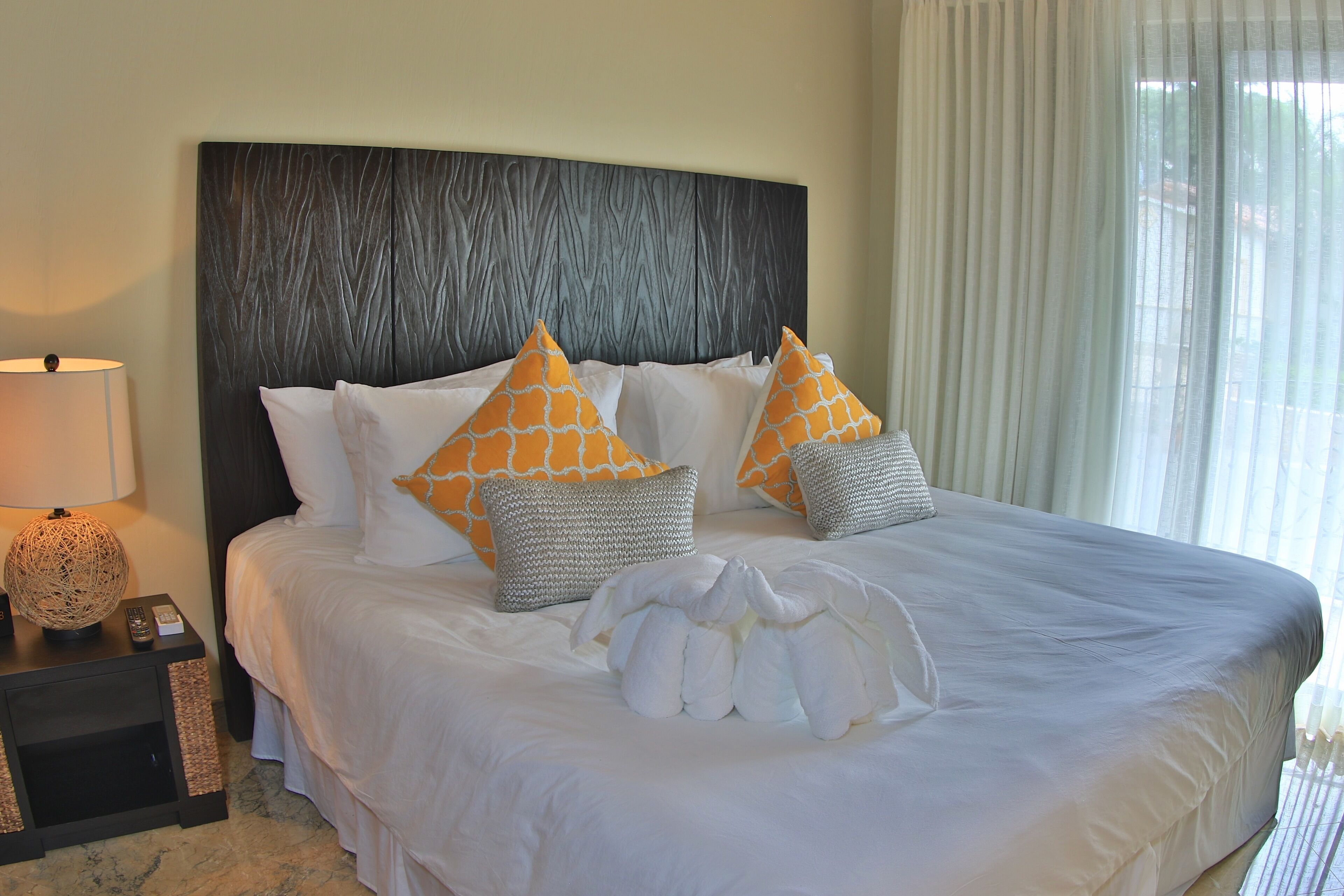 2 soverom, safe på rommet, strykejern/-brett og reiseseng for barn