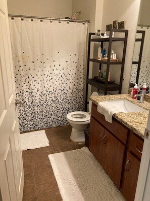 Ensemble douche/baignoire, serviettes fournies, papier toilette