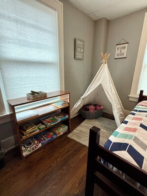 4 bedrooms, desk, iron/ironing board, travel cot