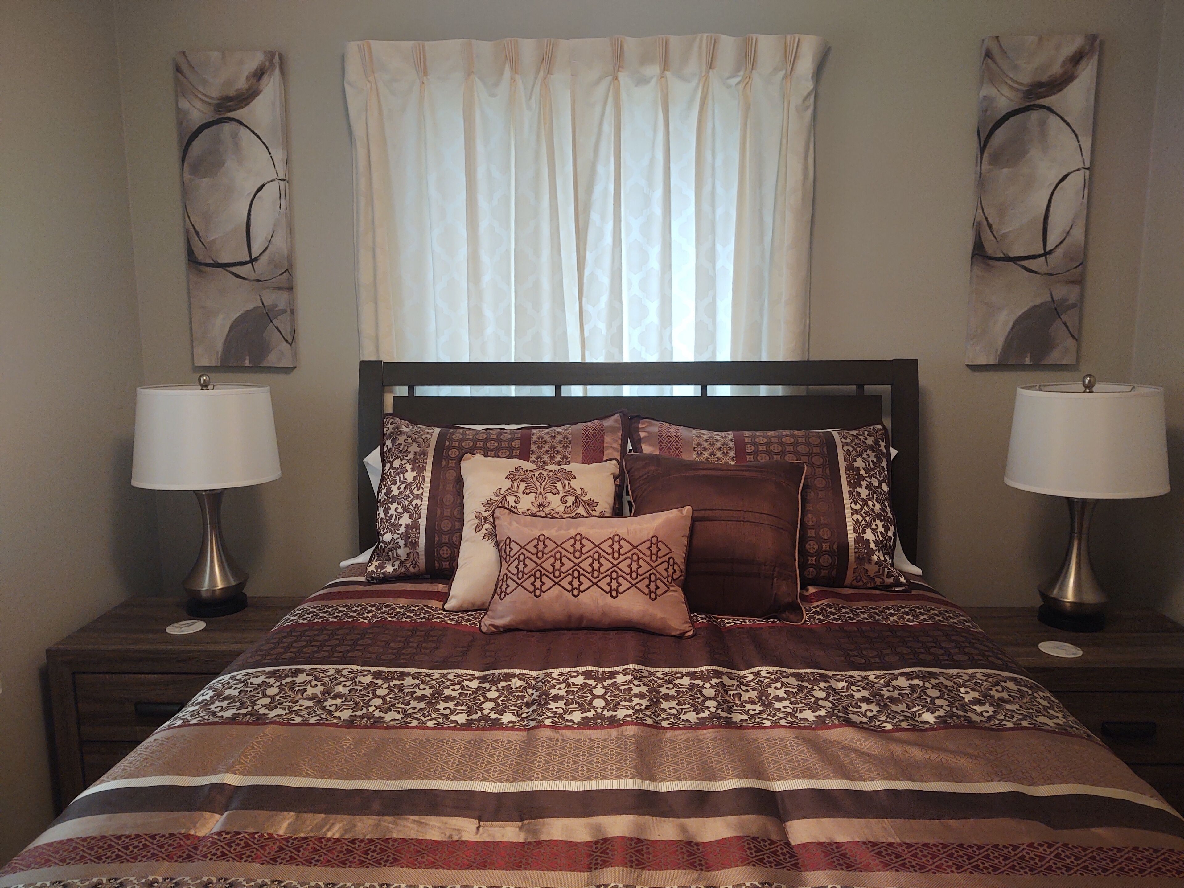 3 slaapkamers, een bureau, een strijkplank/strijkijzer, reisbedje