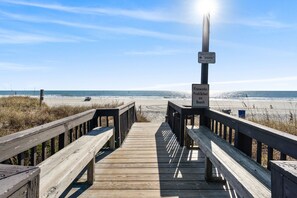 In Strandnähe, Liegestühle, Strandtücher