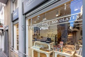 Liikkeen edessä oleva kyltti, jossa lukee: ”Torrons Chocolates”.