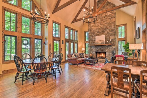 Luxe Lodge Near Smoky Mountains: Views & Hot Tub!