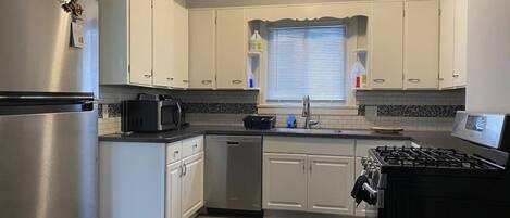 Een koelkast, een microgolfoven, een oven, een kookplaat