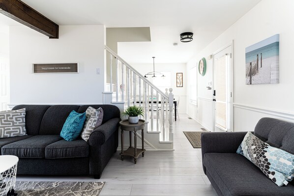 Smart TV, fireplace, table tennis, books - 4 BR Beach Cottage: Hot Tub- Firepit-Table tennis (Wasaga Beach)