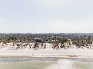 Beach nearby - 4 BR Beach Cottage: Hot Tub- Firepit-Table tennis (Wasaga Beach)