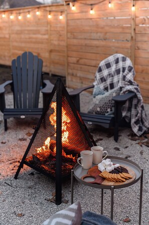 Property grounds - 4 BR Beach Cottage: Hot Tub- Firepit-Table tennis (Wasaga Beach)