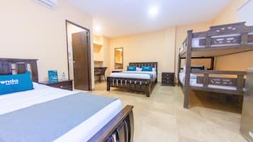 Familierom | Allergitestet sengetøy, minibar, skrivebord og skrivebord for bærbar PC