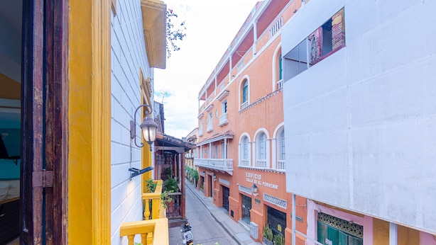 Eine schmale Straße mit Gebäuden an beiden Seiten, darunter ein Gebäude mit der Aufschrift 'EDIFICIO CALLE DE EL PORVENIR'.