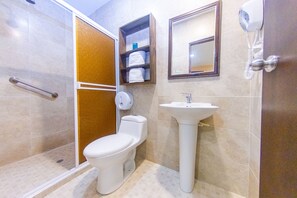 Quarto família | Banheiro | Chuveiro, produtos de toalete grátis, toalhas de banho, sabonete