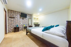 Habitación triple estándar | Ropa de cama hipoalergénica, minibar, escritorio