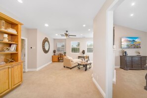 Fernseher, Kamin, Tischtennisplatte, Stereoanlage