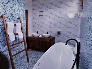 Baignoire, serviettes fournies, savon, shampoing