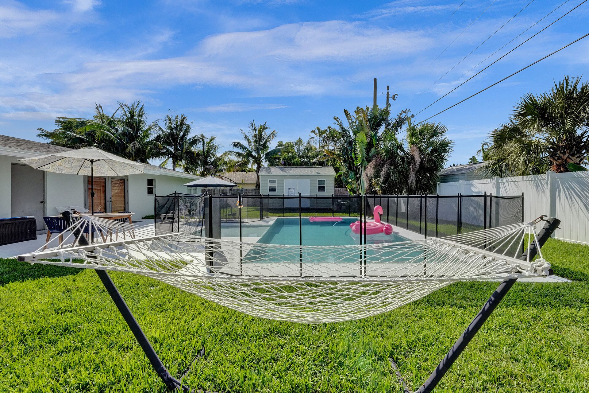 NEW Salt Water Pool, Near Boca & Mins to the Beach
