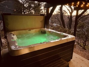 Outdoor spa tub - Gorgeous Lake Arrowhead cabin in the woods near the water (Lake Arrowhead)