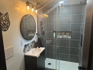 Combined shower/bathtub, hair dryer, towels, soap