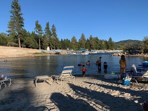 Beach towels - Gorgeous Lake Arrowhead cabin in the woods near the water (Lake Arrowhead)