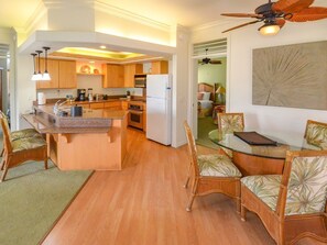 Frigorífico, microondas, horno y placa de cocina