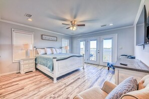 6 bedrooms, iron/ironing board, WiFi, bed sheets