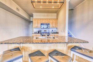 Fridge, microwave, oven, stovetop - The Salty Fox–Family-Friendly Gulf Escape (Gulf Shores)