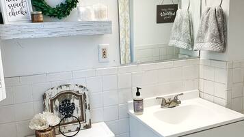 Tina con regadera, secadora de cabello, toallas, jabón