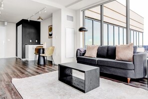 TV, stereo - Stylish Downtown 1BR w/ Luxury Amenities and Rooftop Views by Blueground (Boston)