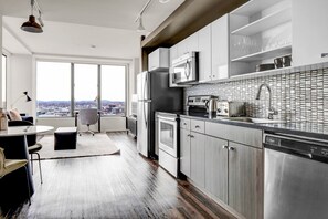Fridge, microwave, oven, dishwasher - Stylish Downtown 1BR w/ Luxury Amenities and Rooftop Views by Blueground (Boston)