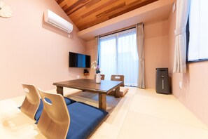 Familienapartment, Nichtraucher (101) | Wohnzimmer | 43-Zoll-Fernseher mit Kabelempfang, Netflix, Hulu